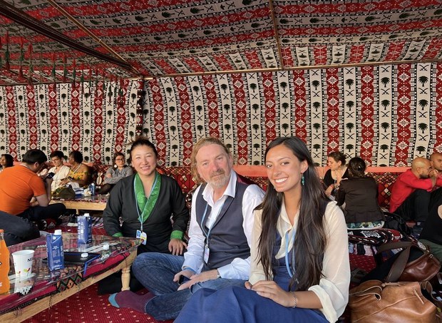 གོ་ལའི་གནམ་གཤིས་འགྱུར་ལྡོག་གི་ཚོགས་ཆེན་ཐོག་ཞུགས་མཁན་དབྱིན་ཡུལ་གྱི་གྲོས་ཚོགས་འཐུས་མིས་བོད་མིའི་སྐུ་ཚབ་དང་མཇལ་འདུག གོ་ལའི་གནམ་གཤིས་འགྱུར་ལྡོག་གི་ཚོགས་ཆེན་ཐོག་ཞུགས་མཁན་དབྱིན་ཡུལ་གྱི་གྲོས་ཚོགས་འཐུས་མིས་བོད་མིའི་སྐུ་ཚབ་དང་མཇལ་འདུག
