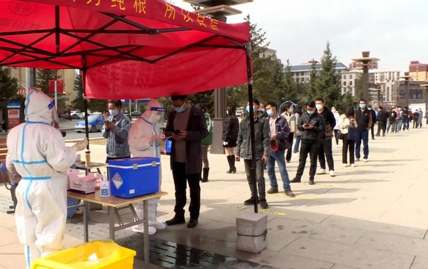 ཀན་ལྷོ་གཙོས་གྲོང་ཁྱེར་ཡོངས་སུ་སྒོ་བརྒྱབ་ནས་འགྲོ་བསྐྱོད་བཀག་སྡོམ་བྱས་འདུག