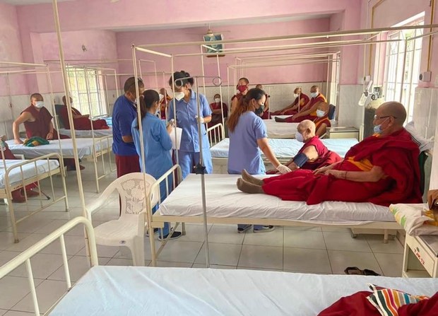 སེར་བྱེས་གྲྭ་ཚང་དུ་ཏོག་དབྱིབས་ནད་ཡམས་འགོས་ཡོད་པའི་དགེ་འདུན་པ་༥༥་ཐོན་འདུག