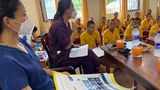 དྭང་བླངས་སྨན་ཞབས་པ་ཚོས་ནད་རླབས་གསུམ་པའི་སྔོན་འགོག་གི་ཤེས་བྱ་ངོ་སྤྲོད་དང་རོགས་རམ་བྱེད་བཞིན་འདུག