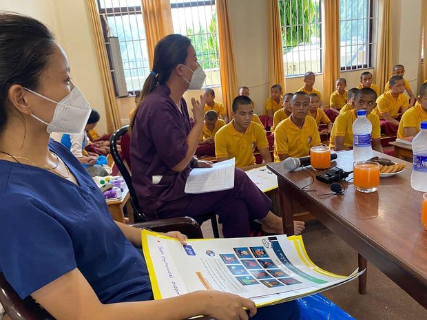 དྭང་བླངས་སྨན་ཞབས་པ་ཚོས་ནད་རླབས་གསུམ་པའི་སྔོན་འགོག་གི་ཤེས་བྱ་ངོ་སྤྲོད་དང་རོགས་རམ་བྱེད་བཞིན་འདུག དྭང་བླངས་སྨན་ཞབས་པ་ཚོས་ནད་རླབས་གསུམ་པའི་སྔོན་འགོག་གི་ཤེས་བྱ་ངོ་སྤྲོད་དང་རོགས་རམ་བྱེད་བཞིན་འདུག