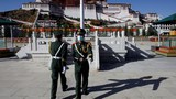 ལྷ་སའི་བཀག་བསྡོམས་ཞི་གློད་གཏོང་གི་ཡོད་ཀྱང་ས་ཁུལ་རེ་ཟུང་སྔར་བཞིན་ཁྱིམ་སྡོད་བཀག་རྒྱའི་འོག་བཅུག་ཡོད་འདུག