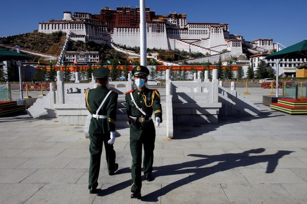 ལྷ་སའི་བཀག་བསྡོམས་ཞི་གློད་གཏོང་གི་ཡོད་ཀྱང་ས་ཁུལ་རེ་ཟུང་སྔར་བཞིན་ཁྱིམ་སྡོད་བཀག་རྒྱའི་འོག་བཅུག་ཡོད་འདུག ལྷ་སའི་བཀག་བསྡོམས་ཞི་གློད་གཏོང་གི་ཡོད་ཀྱང་ས་ཁུལ་རེ་ཟུང་སྔར་བཞིན་ཁྱིམ་སྡོད་བཀག་རྒྱའི་འོག་བཅུག་ཡོད་འདུག