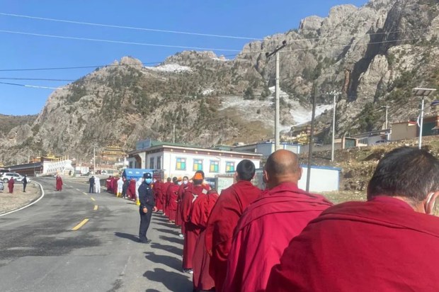 བོད་མི་མང་པོ་གནས་ཡུལ་ཟི་ལིང་གྲོང་ཁྱེར་ནང་འདི་ཚེས་༢༦ཉིན་ནད་པ་༥༣གསར་དུ་འཕར་འདུག བོད་མི་མང་པོ་གནས་ཡུལ་ཟི་ལིང་གྲོང་ཁྱེར་ནང་འདི་ཚེས་༢༦ཉིན་ནད་པ་༥༣གསར་དུ་འཕར་འདུག