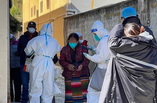 ལྷ་སར་ཁྱིམ་སྡོད་བཀག་རྒྱ་ཅུང་ཞི་ལྷོད་དུ་བཏང་ཡོད་ཀྱང་ལས་ཀར་འགྲོ་མི་ཆོག་པ་སོགས་མུ་མཐུད་དུ་དམ་དྲག་ཡོད་འདུག