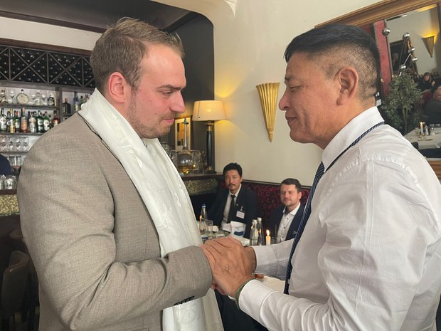 བོད་མིའི་སྒྲིག་འཛུགས་ཀྱི་སྐུ་ཚབ་ཚོགས་པས་ཡོ་རོབ་ནང་གཞུང་འབྲེལ་གཟིགས་སྐོར་གནང་བཞིན་འདུག