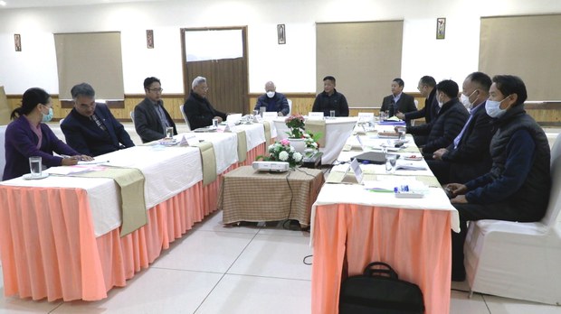 ཐབས་ཇུས་འཆར་འགོད་ཚོགས་ཆུང་གི་ཚོགས་འདུ་ཐོག་མ་བཞུགས་སྒར་དུ་ཚོགས་བཞིན་འདུག