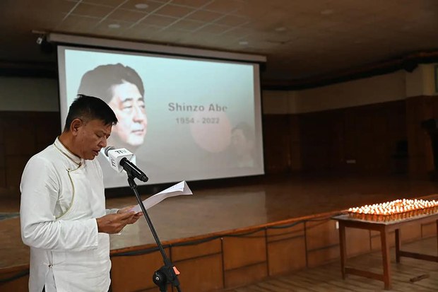 ཉི་ཧོང་གི་སྲིད་བློན་ཟུར་པ་རྐྱེན་འདས་སུ་ཕྱིན་པར་བོད་མིའི་སྒྲིག་འཛུགས་ཀྱིས་གཞུང་འབྲེལ་མཆོད་འབུལ་གནང་འདུག ཉི་ཧོང་གི་སྲིད་བློན་ཟུར་པ་རྐྱེན་འདས་སུ་ཕྱིན་པར་བོད་མིའི་སྒྲིག་འཛུགས་ཀྱིས་གཞུང་འབྲེལ་མཆོད་འབུལ་གནང་འདུག