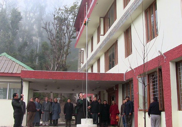 སྲིད་སྐྱོང་མཆོག་གིས་རྒྱ་གར་གྱི་རྒྱལ་དར་བསྒྲེངས་འཛུགས་གནང་སྐབས། ༢༠༡༥།༡།༢༦