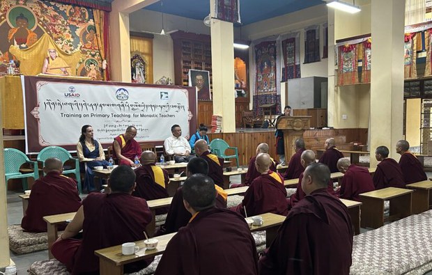བོད་ཀྱི་ཆོས་སྡེ་ཁག་གི་དགེ་རྒན་རྣམས་ལ་ཟབ་སྦྱོང་སྐབས་གནའ་དེང་གི་ཤེས་ཡོན་ཟུང་སྦྲེལ་སློབ་ཁྲིད་བྱ་ཐབས་གལ་ཆེར་འཛིན་གནང་དགོས་པ་གསུངས་འདུག