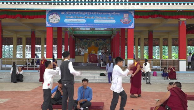སློབ་ཕྲུག་རྣམས་ཀྱི་རིགས་ལམ་གོ་རྟོགས་རྒྱུན་གནས་ཐུབ་ཆེད་རྒྱ་གར་ལྷོ་ཕྱོགས་སུ་རིགས་ལམ་འདུ་འཛོམས་གནང་བཞིན་འདུག