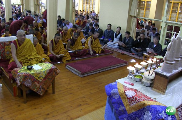 བཞུགས་སྒར་དུ་བཀྲ་ཤིས་སྐྱིད་ཀྱི་ཆེད་གཞུང་འབྲེལ་མཆོད་འབུལ་གནང་སྐབས། ༢༠༡༥།༩།༤