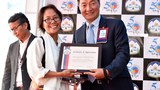 གཡུ་སྒྲོན་དོན་ལྡན་ལགས་སུ་ལེགས་གསོའི་ཕྱག་འཁྱེར་གནང་བ།
