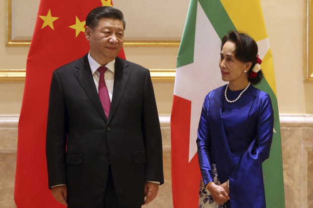 ཞི་ཅིན་ཕིང་དང་སྦར་མའི་འགོ་ཁྲིད་ཨང་སན་སུ་ཀྱི་གཉིས་ཀྱི་དབར་བརྒྱུད་གཅིག་ལམ་ས་མཐུན་ཡིག་ཆར་མཚན་རྟགས་བཀོད་པའི་སྐབས། ཞི་ཅིན་ཕིང་དང་སྦར་མའི་འགོ་ཁྲིད་ཨང་སན་སུ་ཀྱི་གཉིས་ཀྱི་དབར་བརྒྱུད་གཅིག་ལམ་ས་མཐུན་ཡིག་ཆར་མཚན་རྟགས་བཀོད་པའི་སྐབས།