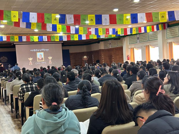 བོད་མིའི་སྒྲིག་འཛུགས་གཙོས་པའི་བོད་མི་གནས་སྡོད་ས་ཕྱོགས་གང་སར་༸སྐུའི་གཅེན་པོ་རྒྱལ་ལོ་དོན་གྲུབ་མཆོག་དགོངས་པ་རྫོགས་པར་མྱ་ངན་ཞུ་ཆེད་མཆོད་འབུལ་སྨོན་ལམ་གནང་བཞིན་པ།