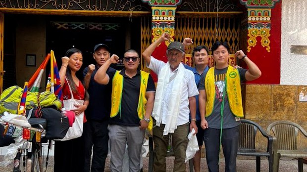 བོད་དོན་ཆེད་བཞུགས་སྒར་རྡ་རམ་ས་ལ་ནས་གནས་མཆོག་རྡོ་རྗེ་གདན་བར་རྐང་འཁོར་སྐོརབསྐྱོད་ཀྱི་ལས་འགུལ་སྤེལ་བཞིན་པ།