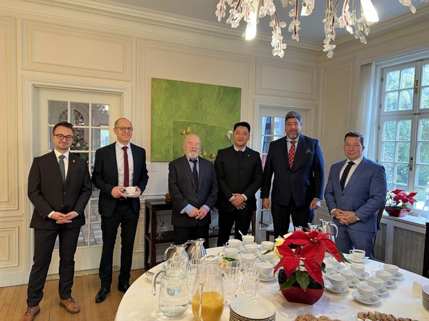ཨ་རིའི་ནང་ཡོད་པའི་ཅེག་སྤྱི་མཐུན་རྒྱལ་ཁབ་ཀྱི་གཞུང་ཚབ་ཆེན་མོའི་གཟིམ་ཁང་དུ་འགྲོ་བ་མིའི་ཐོབ་ཐང་གི་ཉིན་མོ་སྲུང་བརྩིའི་སྐབས་བོད་མིའི་སྐུ་ཚབ་མགྲོན་འབོད་གནང་འདུག