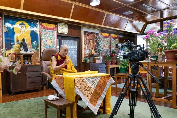 སྨན་པ་དང་སྨན་ཞབས་ཚོའི་ཕྱག་ལས་ནི་འགྲོ་བ་མིའི་སྤྱི་ཚོགས་ལ་ཕན་པའི་རླབས་ཆེན་ཕྱག་ལས་ཡིན། ༧གོང་ས་མཆོག་གིས།