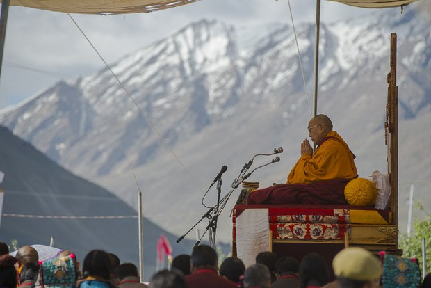 ༧གོང་ས་མཆོག་གིས་ལ་དྭགས་ཟངས་དཀར་ཁུལ་དུ་ཆོས་འབྲེལ་གནང་བཞིན་པ། ༢༠༡༤།༦།༢༤