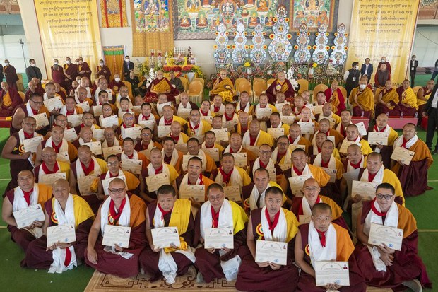 ༧གོང་ས་མཆོག་དགེ་བཤེས་ལྷ་རམས་པའི་བསླབ་པ་མཐར་སོན་གྱི་ཕྱག་འཁྱེར་འབུལ་བཞེས་ཀྱི་མཛད་སྒོར་དབུ་བཞུགས་མཛད། ༧གོང་ས་མཆོག་དགེ་བཤེས་ལྷ་རམས་པའི་བསླབ་པ་མཐར་སོན་གྱི་ཕྱག་འཁྱེར་འབུལ་བཞེས་ཀྱི་མཛད་སྒོར་དབུ་བཞུགས་མཛད།