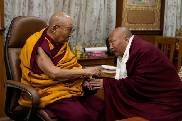 སྨན་རིའི་ཁྲི་འཛིན་༣༤པ་མཆོག་གིས་༧གོང་ས་༧སྐྱབས་མགོན་ཆེན་པོ་མཆོག་༧སྐུ་ཚེ་བརྟན་པའི་གསོལ་འདེབས་ཞུས་འདུག སྨན་རིའི་ཁྲི་འཛིན་༣༤པ་མཆོག་གིས་༧གོང་ས་༧སྐྱབས་མགོན་ཆེན་པོ་མཆོག་༧སྐུ་ཚེ་བརྟན་པའི་གསོལ་འདེབས་ཞུས་འདུག