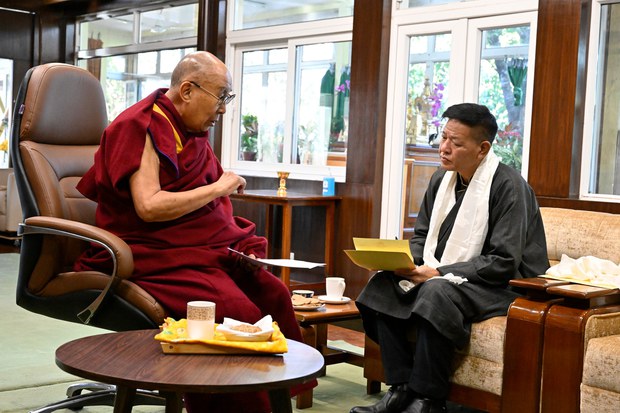 སྤྱི་ནོར༧གོང་ས་མཆོག་གིས་སྲིད་སྐྱོང་སྤེན་པ་ཚེ་རིང་ལགས་སུ་དམིགས་བསལ་གཟིམ་ཆུང་མཇལ་ཁ་བསྩལ་འདུག སྤྱི་ནོར༧གོང་ས་མཆོག་གིས་སྲིད་སྐྱོང་སྤེན་པ་ཚེ་རིང་ལགས་སུ་དམིགས་བསལ་གཟིམ་ཆུང་མཇལ་ཁ་བསྩལ་འདུག