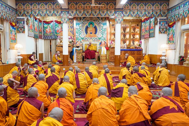 ༧གོང་ས་མཆོག་གིས་གྲྭ་བཙུན་༥༤ལ་དགེ་ཚུལ་གྱི་སྡོམ་པ་སྩལ་གནང་མཛད་འདུག