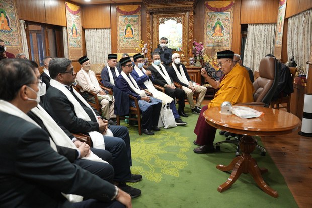 ང་ཚོ་ནི་གོ་ལ་གཅིག་ཏུ་འཚོ་བའི་སྤུན་མཆེད་ཕོ་མོ་ཡིན་པས་ཆོས་ཕྱོགས་ནས་རྩོད་རྙོག་ཡོང་དགོས་དོན་མེད། ༧གོང་ས་མཆོག་གིས།