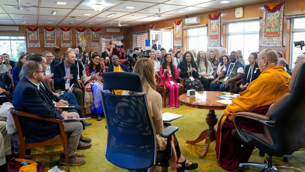 ༧གོང་ས་མཆོག་གིས་འཛམ་གླིང་ས་ཕྱོགས་གང་ས་ནས་ཕེབས་པའི་གཞོན་སྐྱེས་འགོ་ཁྲིད་ཁག་ཅིག་དང་ལྷན་བགྲོ་གླེང་མཛད་འདུག ༧གོང་ས་མཆོག་གིས་འཛམ་གླིང་ས་ཕྱོགས་གང་ས་ནས་ཕེབས་པའི་གཞོན་སྐྱེས་འགོ་ཁྲིད་ཁག་ཅིག་དང་ལྷན་བགྲོ་གླེང་མཛད་འདུག