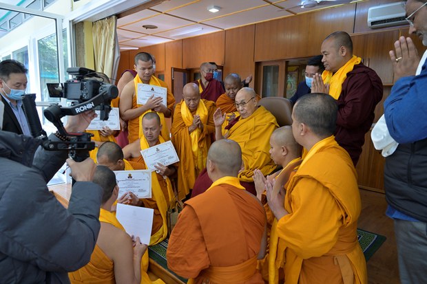 ༧གོང་ས་མཆོག་གིས་ཐེ་ལེན་ཌི་དང་རྒྱ་གར་གྱི་དགེ་འདུན་པ་ཁག་ཅིག་ལ་དམིགས་བསལ་མཇལ་ཁ་དང་བཀའ་སློབ་བསྩལ།