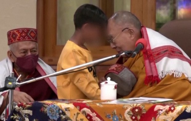 དགའ་ལྡན་ཕོ་བྲང་ཡིག་ཚང་ནས་བརྙན་ཐུང་དེས་སེམས་ལ་མི་བདེ་བའི་དོ་ཕོག་བྱུང་ཡོད་ཚེ་དེར་དགོངས་སེལ་ཡོད་པ་གསལ་བཤད་གནང་འདུག དགའ་ལྡན་ཕོ་བྲང་ཡིག་ཚང་ནས་བརྙན་ཐུང་དེས་སེམས་ལ་མི་བདེ་བའི་དོ་ཕོག་བྱུང་ཡོད་ཚེ་དེར་དགོངས་སེལ་ཡོད་པ་གསལ་བཤད་གནང་འདུག