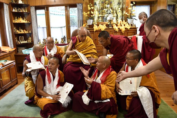 ༧གོང་ས་མཆོག་གིས་སྐུ་བཅར་རྣམ་གྲྭའི་དགེ་བསྐོས་དང་གཞུང་ཆེན་མཚན་ཉིད་མཐར་ཕྱིན་པ་ཚོར་མཇལ་ཁ་དང་བཀའ་སློབ་བསྩལ། ༧གོང་ས་མཆོག་གིས་སྐུ་བཅར་རྣམ་གྲྭའི་དགེ་བསྐོས་དང་གཞུང་ཆེན་མཚན་ཉིད་མཐར་ཕྱིན་པ་ཚོར་མཇལ་ཁ་དང་བཀའ་སློབ་བསྩལ།