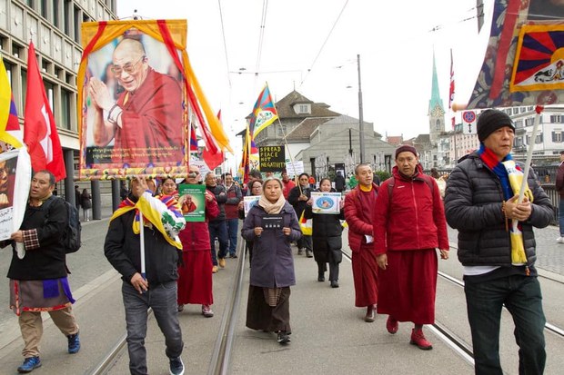 སུད་སི་དང་ཁེ་ཎ་ཌ་སོགས་སུ་བོད་མི་ཚོས་༧གོང་ས་མཆོག་ལ་རྒྱབ་སྐྱོར་གྱི་ཞི་བའི་ལས་འགུལ་སྤེལ་འདུག