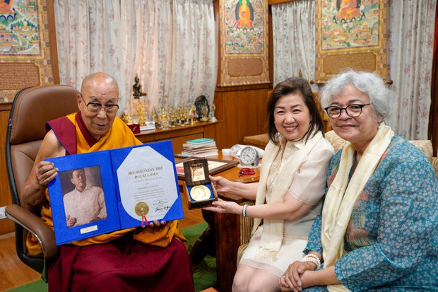 ༧གོང་ས་མཆོག་ལ་ལྔ་དགུ་ལོར་ཕུལ་བའི་རཱ་མོན་མེག་སེ་སེ་གཟེངས་རྟགས་དངོས་སུ་ཕྱག་འབུལ་ཞུས་འདུག ༧གོང་ས་མཆོག་ལ་ལྔ་དགུ་ལོར་ཕུལ་བའི་རཱ་མོན་མེག་སེ་སེ་གཟེངས་རྟགས་དངོས་སུ་ཕྱག་འབུལ་ཞུས་འདུག