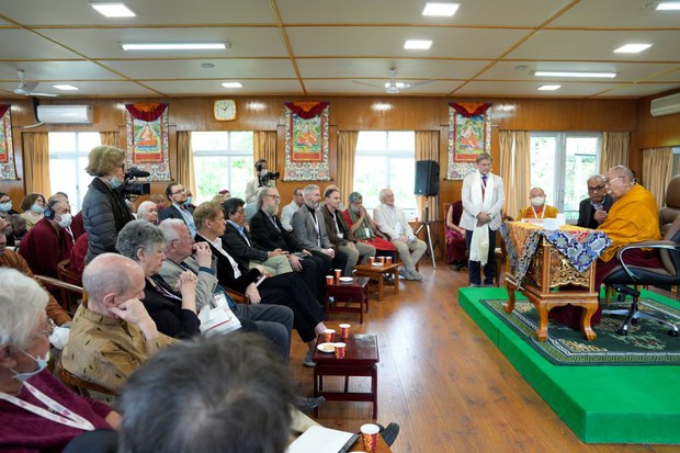 འགྲོ་བ་མིའི་རྣམ་དཔྱོད་ལ་ནུས་པ་དམིགས་བསལ་ཡོད་ཡིན་ཡང་གཡོ་སྒྱུའི་ལས་རྩ་བ་ནས་བྱེད་མི་རུང་། ༧གོང་ས་མཆོག་གིས།