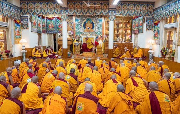༧གོང་ས་མཆོག་གིས་རྒྱལ་ཁབ་འདྲ་མིན་གྱི་དགེ་འདུན་པ་དྲུག་བརྒྱ་ལྷག་ལ་བསྙེན་རྫོགས་ཀྱི་སྡོམ་པ་སྩལ་བཞིན་འདུག ༧གོང་ས་མཆོག་གིས་རྒྱལ་ཁབ་འདྲ་མིན་གྱི་དགེ་འདུན་པ་དྲུག་བརྒྱ་ལྷག་ལ་བསྙེན་རྫོགས་ཀྱི་སྡོམ་པ་སྩལ་བཞིན་འདུག