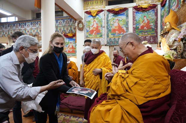 ༧གོང་ས་མཆོག་དང་ཐུགས་ཧ་ཅང་ཉེ་བ་ཪི་ཆརཌི་སྦལཱམ་འདས་པོ་དེའི་བུ་མོར་མཇལ་ཁ་བསྩལ་གནང་མཛད། ༧གོང་ས་མཆོག་དང་ཐུགས་ཧ་ཅང་ཉེ་བ་ཪི་ཆརཌི་སྦལཱམ་འདས་པོ་དེའི་བུ་མོར་མཇལ་ཁ་བསྩལ་གནང་མཛད།