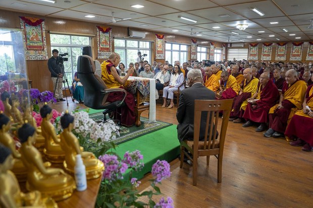 ང་ཚོ་ནང་པ་ཚོས་སྨོན་ལམ་བརྒྱབ་བསྡད་པ་གཅིག་པུ་མ་ཡིན་པར་སེམས་ཁམས་རིག་པའི་ཐོག་ནས་སེམས་ཀྱི་ཞི་བདེ་སྒྲུབ་དགོས། ༧གོང་ས་མཆོག་གིས།