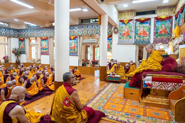 འདས་པའི་ཟླ་བ་གཅིག་གི་དུས་ཡུན་ནང་༧གོང་ས་མཆོག་གིས་རྒྱལ་ཁབ་འདྲ་མིན་གྱི་དགེ་འདུན་པ་དྲུག་བརྒྱ་ལྷག་ལ་བསྙེན་རྫོགས་ཀྱི་སྡོམ་པ་བསྩལ་འདུག