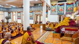 འདས་པའི་ཟླ་བ་གཅིག་གི་དུས་ཡུན་ནང་༧གོང་ས་མཆོག་གིས་རྒྱལ་ཁབ་འདྲ་མིན་གྱི་དགེ་འདུན་པ་དྲུག་བརྒྱ་ལྷག་ལ་བསྙེན་རྫོགས་ཀྱི་སྡོམ་པ་བསྩལ་འདུག