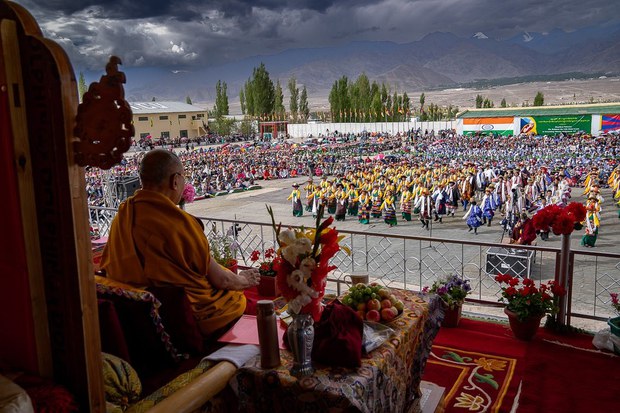 ༧གོང་ས་སྐྱབས་མགོན་ཆེན་པོ་མཆོག་ལ་དྭགས་སུ་ཆིབས་བསྒྱུར་གྱི་ཕེབས་སྒྲིག་ཞུ་བཞིན་འདུག