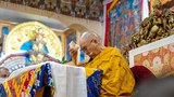 ༧གོང་ས་མཆོག་གིས་བཞུགས་སྒར་དུ་བདེ་མཆོག་ལཱུ་ཨི་པའི་བཀའ་དབང་སྩལ་བཞིན་འདུག
