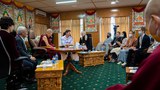 ༸གོང་ས་མཆོག་དབུ་བཞུགས་ཐོག་སེམས་དང་སྲོག་གི་བགྲོ་གླེང་ལྷན་ཚོགས་ཐེངས་༣༧པ་ཚོགས་བཞིན་འདུག