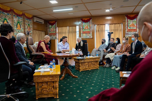 ༸གོང་ས་མཆོག་དབུ་བཞུགས་ཐོག་སེམས་དང་སྲོག་གི་བགྲོ་གླེང་ལྷན་ཚོགས་ཐེངས་༣༧པ་ཚོགས་བཞིན་འདུག