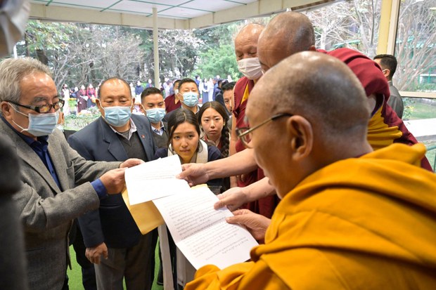 ༧གོང་ས་མཆོག་གི་མ་འོངས་སྐུའི་ཡང་སྲིད་ངེས་པར་དུ་ཕེབས་དགོས་པ་བོད་ཀྱི་མ་འོངས་བའི་མདུན་ལམ་འཚོལ་ཞིབ་ཀྱི་ཚོགས་ཞུགས་པ་ཚོས་གསོལ་འདེབས་ཞུས་འདུག