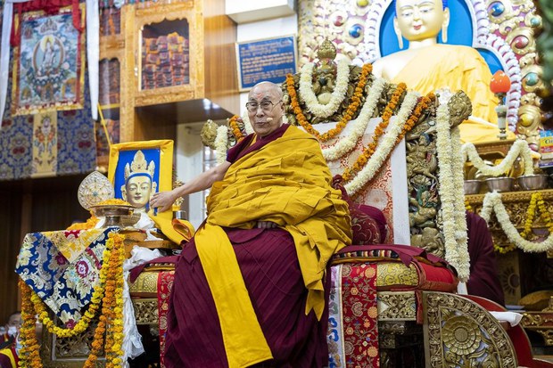 འབྲས་སྤུངས་སྒོ་མང་དང་གདན་གསུམ་སྨོན་ལམ་ཆེན་མོའི་དགེ་རྩ་ཚོགས་པ་ཐུན་མོང་གིས་༧གོང་ས་མཆོག་ལ་བརྟན་བཞུགས་བསྟར་འབུལ་ཞུས། འབྲས་སྤུངས་སྒོ་མང་དང་གདན་གསུམ་སྨོན་ལམ་ཆེན་མོའི་དགེ་རྩ་ཚོགས་པ་ཐུན་མོང་གིས་༧གོང་ས་མཆོག་ལ་བརྟན་བཞུགས་བསྟར་འབུལ་ཞུས།