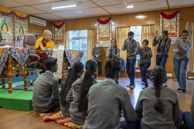 གཏོང་ལེན་སློབ་གྲྭས་༧གོང་ས་མཆོག་ལ་རྒྱ་གར་སྐད་ཀྱི་ཐོག་ནས་རྟགས་གསལ་སྤྱན་འབུལ་ཞུས་འདུག གཏོང་ལེན་སློབ་གྲྭས་༧གོང་ས་མཆོག་ལ་རྒྱ་གར་སྐད་ཀྱི་ཐོག་ནས་རྟགས་གསལ་སྤྱན་འབུལ་ཞུས་འདུག