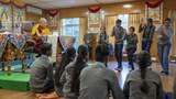 གཏོང་ལེན་སློབ་གྲྭས་༧གོང་ས་མཆོག་ལ་རྒྱ་གར་སྐད་ཀྱི་ཐོག་ནས་རྟགས་གསལ་སྤྱན་འབུལ་ཞུས་འདུག