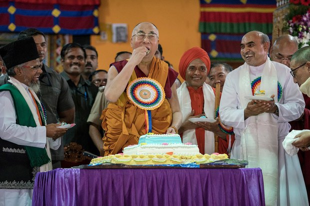 རྒྱ་གར་ལྷོ་ཕྱོགས་གདན་ས་འབྲས་སྤུངས་དགོན་པར་བོད་ཀྱི་དབུ་ཁྲིད་༧གོང་ས་མཆོག་དབུ་བཞུགས་ཐོག་སྐུའི་འཁྲུངས་སྐར་སྲུང་བརྩི་གནང་སྐབས། ༢༠༡༦།༧།༦
