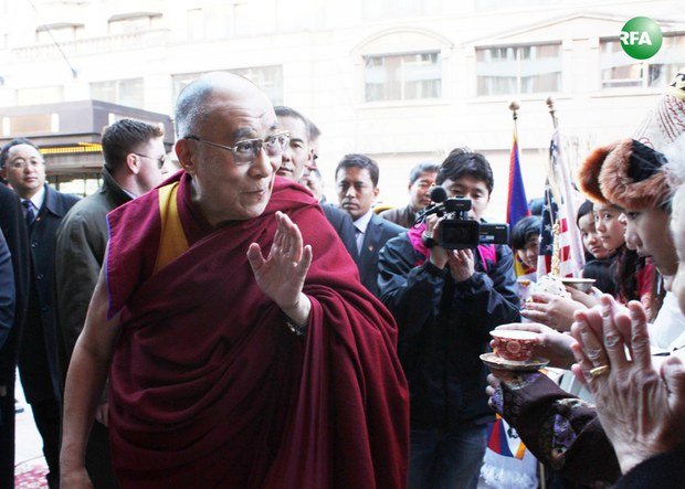 ༧གོང་ས་མཆོག་ཨ་རིའི་རྒྱལ་སར་ཞབས་སོར་འཁོད་སྐབས་བོད་མི་ཚོས་ཕེབས་བསུ་གནང་བ། ༢༠༡༤།༣།༥
